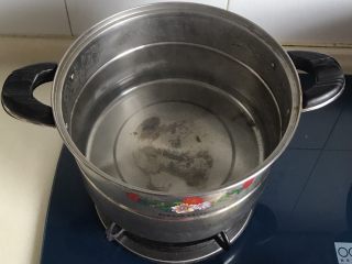 双色花卷,锅里倒入一些热水