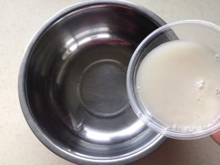 双色花卷,开始准备紫薯面团，首先把剩下的一碗酵母水倒进盆里