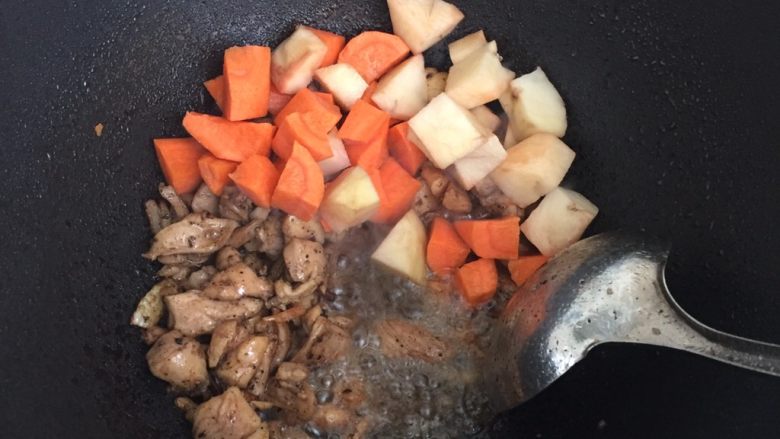 鸡肉咖喱饭🍛,放土豆和胡萝卜翻炒两分钟