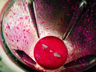 红粉手印饼干,放入打汁机中打成果汁