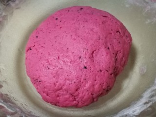 红粉手印饼干,和成面团 保鲜膜包好放入冰箱一小时 