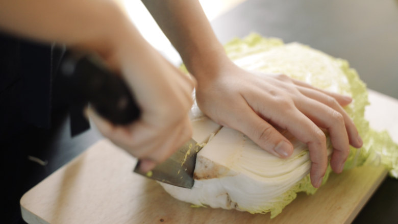 制作自家口味的韩式泡菜,在根部切一刀，后面可以很轻松地撕开。