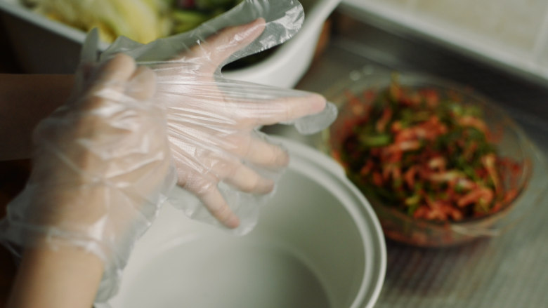 制作自家口味的韩式泡菜,戴上手套。
并不是手会感觉多辣，只是用手揉眼睛，碰其他地方，那就很辣了。