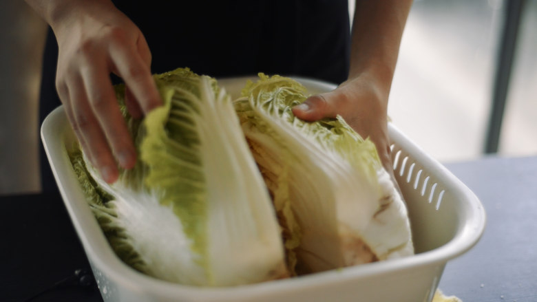 制作自家口味的韩式泡菜,每30分钟将白菜翻转180度，让盐分充分接触。