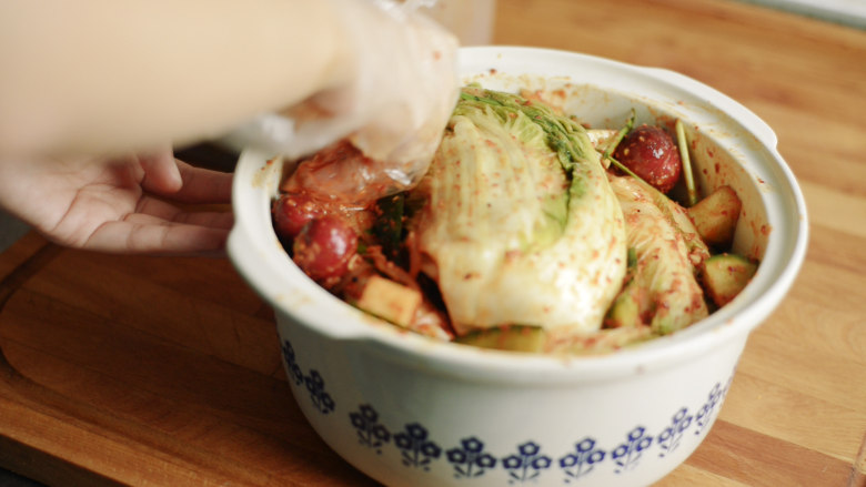 制作自家口味的韩式泡菜,把蔬菜填入白菜之间的空隙。