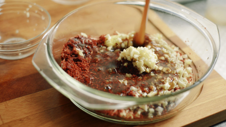 制作自家口味的韩式泡菜,加入冷却的糯米糊。拌匀。