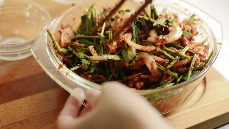 制作自家口味的韩式泡菜,再拌入韭菜。