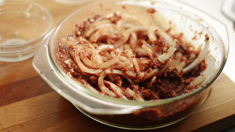 制作自家口味的韩式泡菜,加入洋葱丝，拌匀。