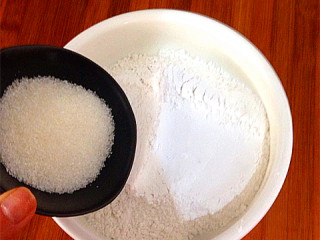 糯米红枣新吃法,加入准备好的白糖