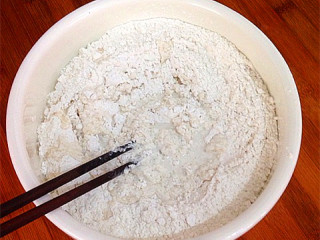糯米红枣新吃法,用筷子搅拌均匀