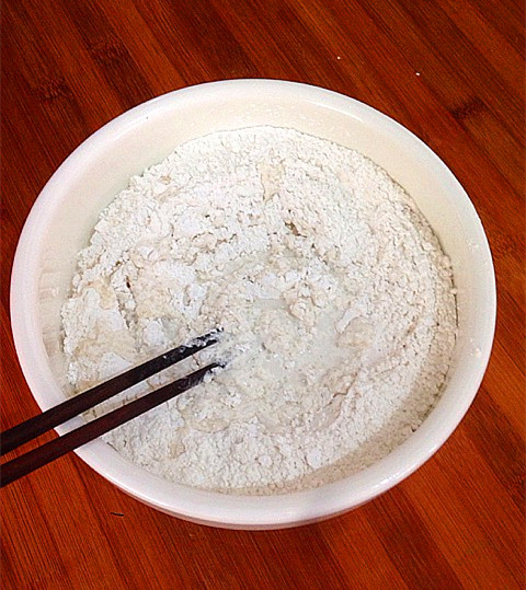 糯米红枣新吃法,用筷子搅拌均匀