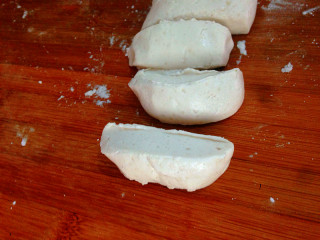 糯米红枣新吃法,搓成面团，将面团搓成长条，然后切成等同大小的块状