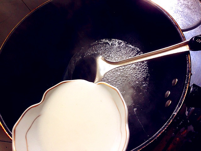 糯米红枣新吃法,锅中加入适量清水，倒入白糖，烧煮至融化，加入少许水淀粉