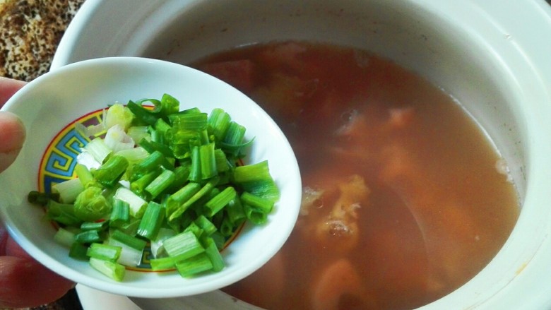 天冷再喝汤~枸杞脆骨藕汤,撒葱花，盛碗