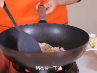 干锅花菜,待油烧热后，将五花肉倒入锅内煸炒出香味
