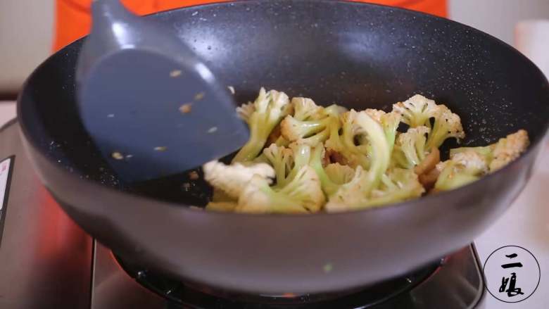 干锅花菜,加入适量盐、红椒、青椒翻炒，翻炒期间不需要加入清水