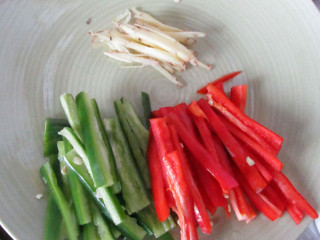 炒鸡枞菌,青红椒和姜都切丝