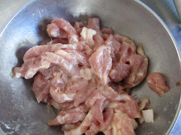 炒鸡枞菌,最后加入少许油拌均匀，加了油之后炒的时候不会粘锅，肉丝之间也不会相互粘连
