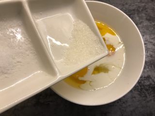 美味的日式厚蛋烧,加入细砂糖和盐