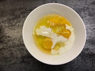 美味的日式厚蛋烧,鸡蛋打入碗中，加入牛奶