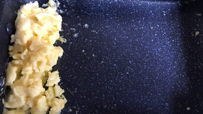 美味的日式厚蛋烧,半熟时将蛋碎划到锅子一边