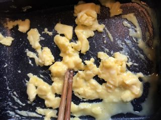 美味的日式厚蛋烧,用铲子或筷子滑动鸡蛋