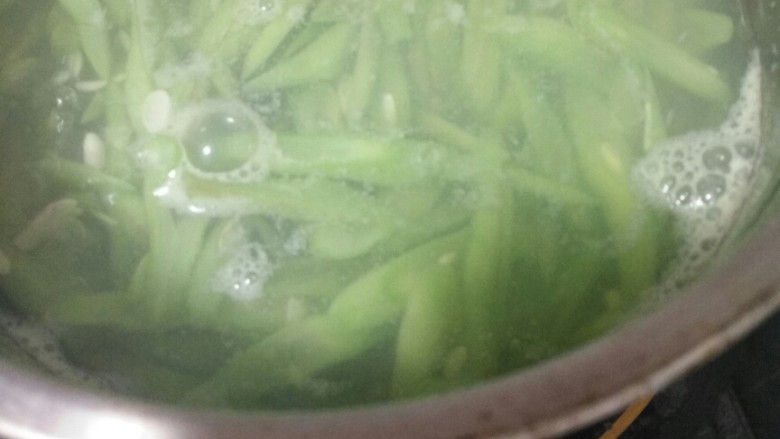 下饭的橄榄菜煸豆角,过水炒一下
