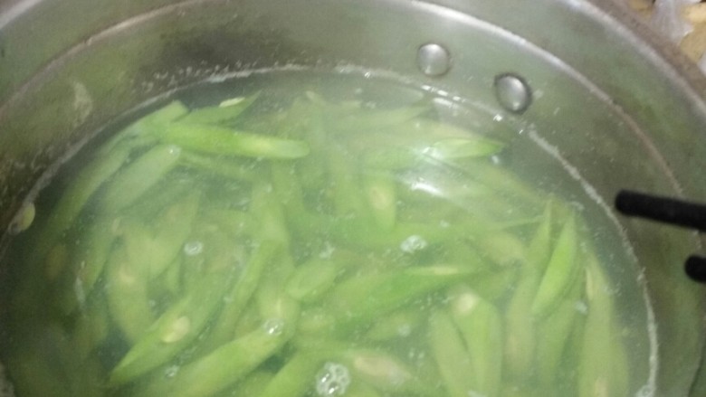 下饭的橄榄菜煸豆角,炒成这样出锅，想吃催，过凉水，或者减少焯水时间
