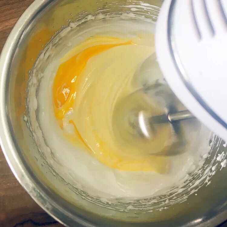 清香慕斯梦幻镜面🌞,加入蛋黄，继续打至均匀。