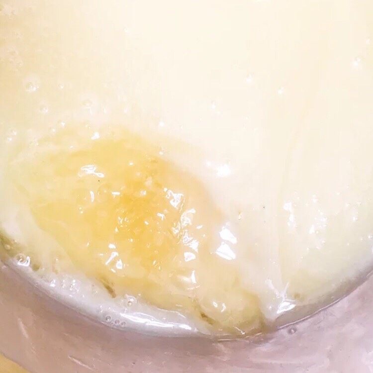 清香慕斯梦幻镜面🌞,倒入泡好的吉利丁片，搅拌至吉利丁片完全溶解。