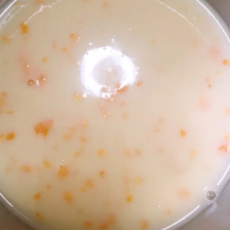 清香慕斯梦幻镜面🌞,充分搅拌均匀至顺滑，常温放置冷却，如有橙皮颗粒，记得过筛。
