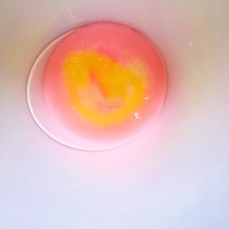 清香慕斯梦幻镜面🌞,将桃红色，白色，米黄色的镜面依次倒入粉色镜面中，轻轻搅拌几下，不要过度，否则就不会有梦幻的效果啦。镜面温度在32度时效果最佳。