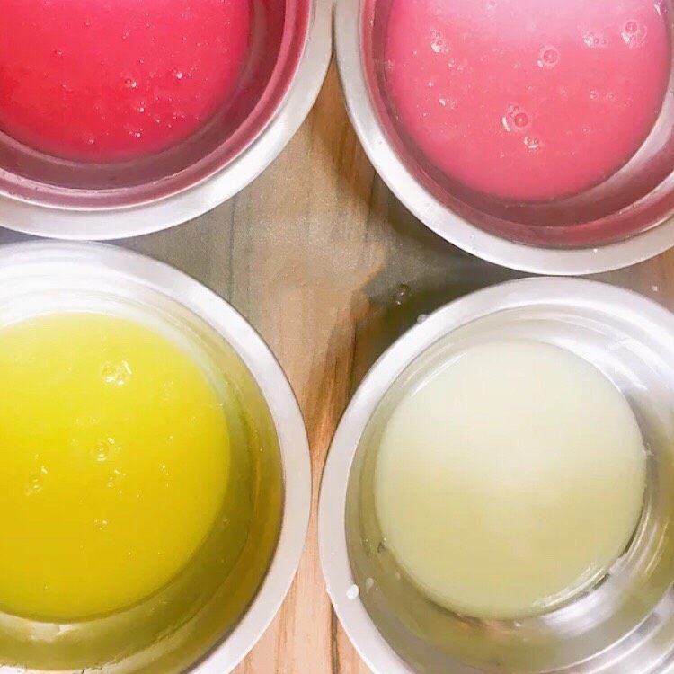 清香慕斯梦幻镜面🌞,将镜面溶液分成4份倒入容器中，白色，粉红色，桃红色，米黄色。
   将容器轻轻摔打几下，振去气泡。