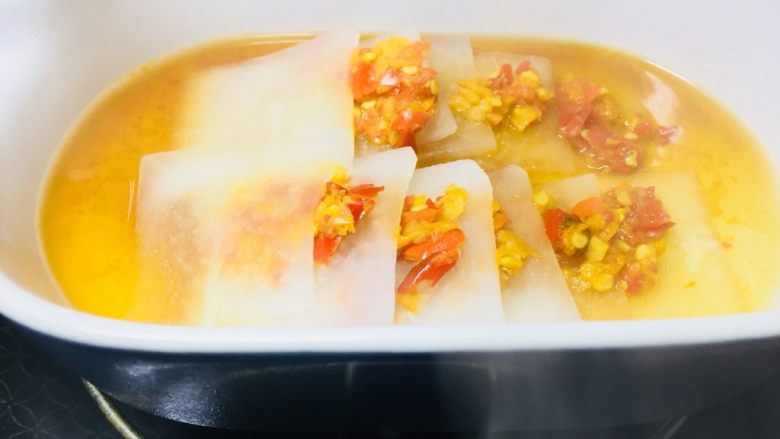 暖胃剁椒辣蒸萝卜汤,蒸好的萝卜汤汁全部出来，带上剁辣椒的辣味！