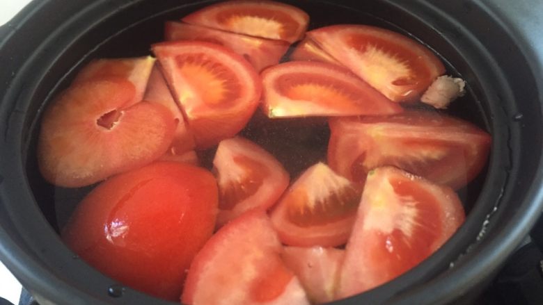 番茄排骨汤,加适量水。
