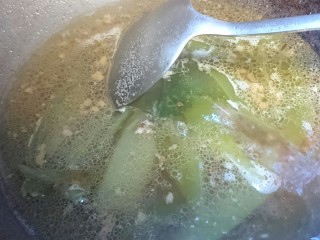 一个人的双拼套餐,这时高汤已经可以看见小油花了…装碗备用