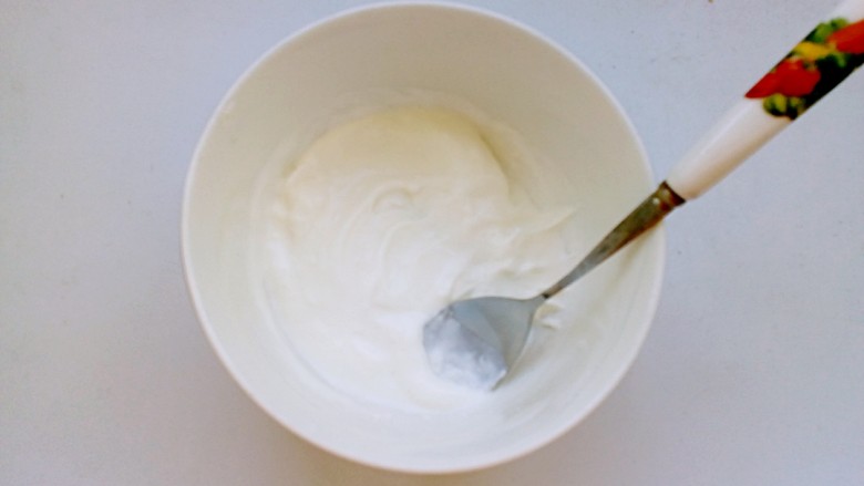 芝士蛋糕,混合均匀后静置十几分钟，变成半固体状即为酸奶油。