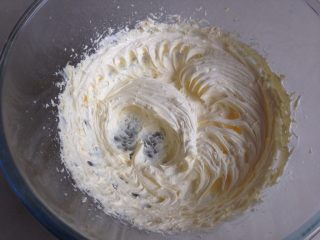 杏仁磅蛋糕,打至体积变大，黄油变白