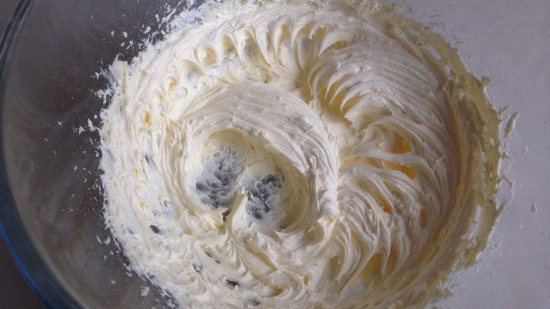 杏仁磅蛋糕,打至体积变大，黄油变白