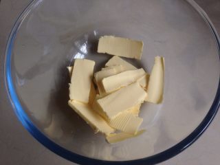 杏仁磅蛋糕,黄油切成小块状，室温下软化
