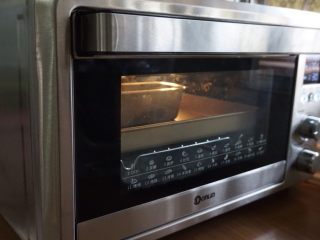 杏仁磅蛋糕,放进已经预热好的上火165度/下火170度的东菱K40C烤箱中下层，烘烤40-50分钟左右