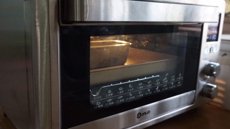 杏仁磅蛋糕,放进已经预热好的上火165度/下火170度的东菱K40C烤箱中下层，烘烤40-50分钟左右