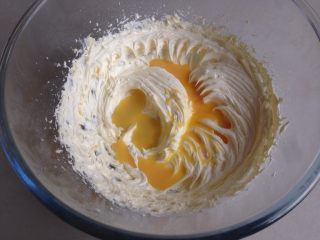 杏仁磅蛋糕,分4次加入蛋液（要室温鸡蛋）