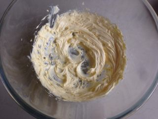 杏仁磅蛋糕,用电动打蛋器中高速将黄油打发1分钟左右