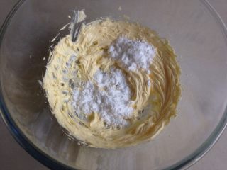 杏仁磅蛋糕,分两次加入糖粉。每加入一次就中高速打发1分多钟