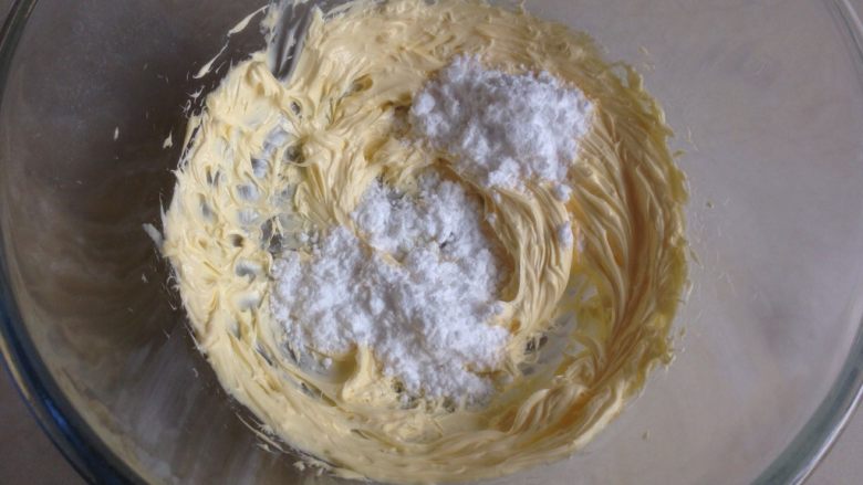 杏仁磅蛋糕,分两次加入糖粉。每加入一次就中高速打发1分多钟