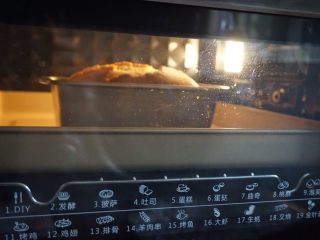 杏仁磅蛋糕,在烘烤的过程中煮糖浆，砂糖放进清水里，煮至糖融化，沸腾1-2分钟即可