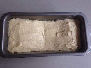杏仁磅蛋糕,用勺子将蛋糕糊抹成中间低两端高
