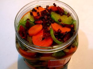 开胃小菜 脆爽萝卜,绿萝卜和胡萝卜腌好后挤干水分，装入瓶中，倒入已经晾凉的料汁