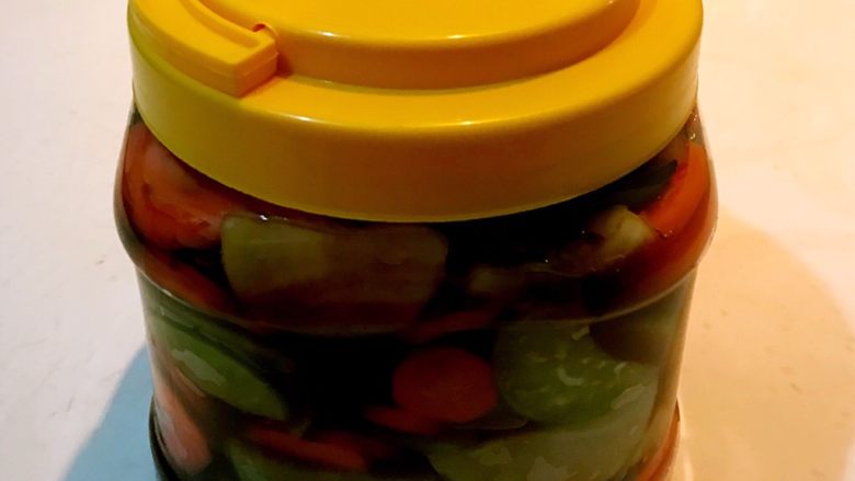 开胃小菜 脆爽萝卜,盖上瓶盖，放入冰箱，静止入味3小时即可